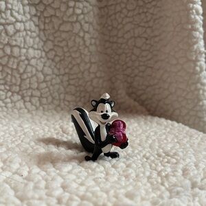 Pepe le pew small plastic figure with Red Heart